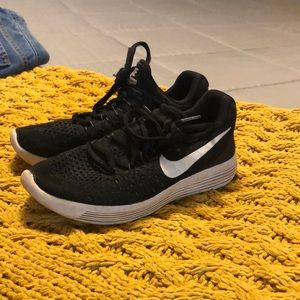 Girls Black and White Nike’s Size 4